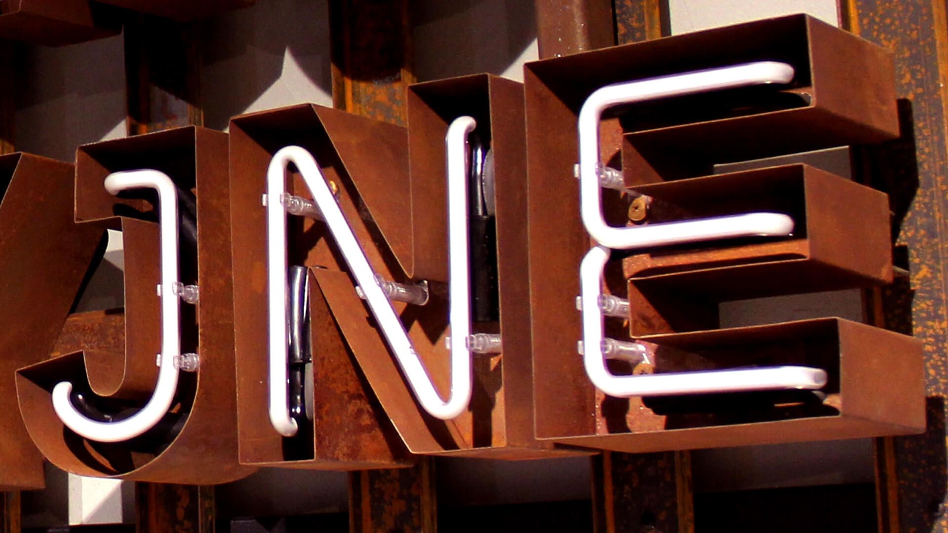 Verrostete Buchstaben - Rostige Blechbuchstaben mit Neon-Interieur