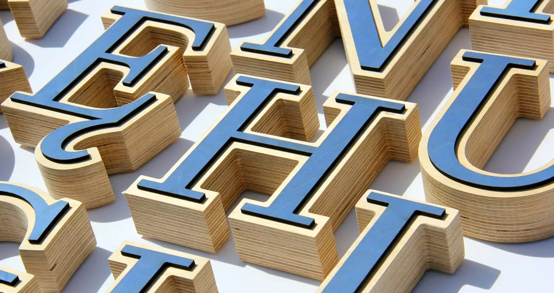 Hölzernes Alphabet - dekorative Buchstaben aus Holz