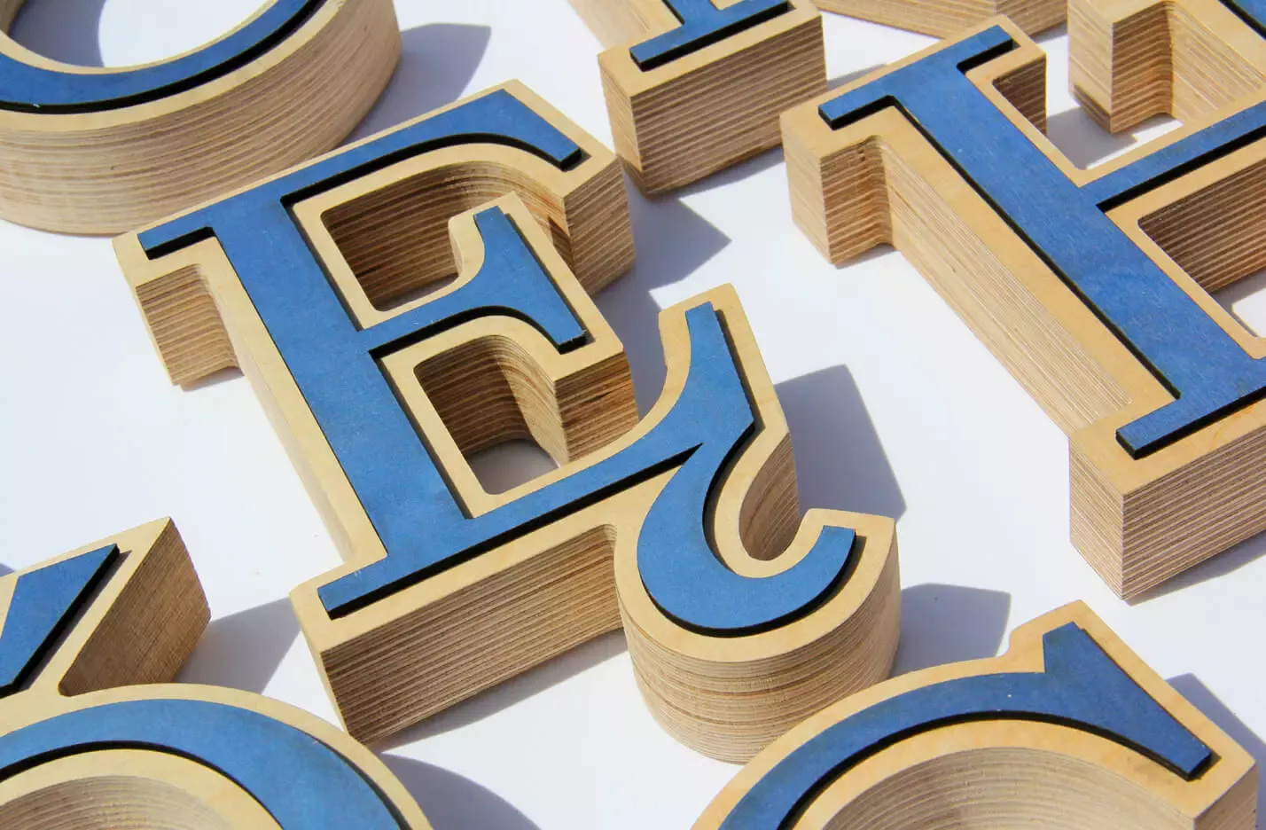 Hölzernes Alphabet - dekorative Holzbuchstaben in blau