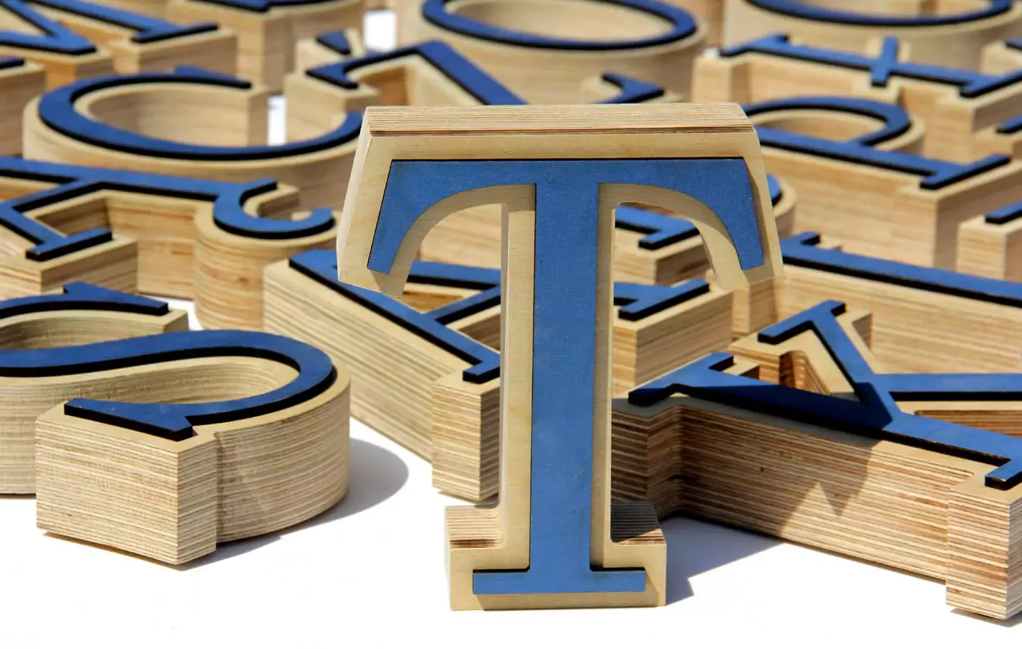 Hölzernes Alphabet - Buchstabe T aus Holz