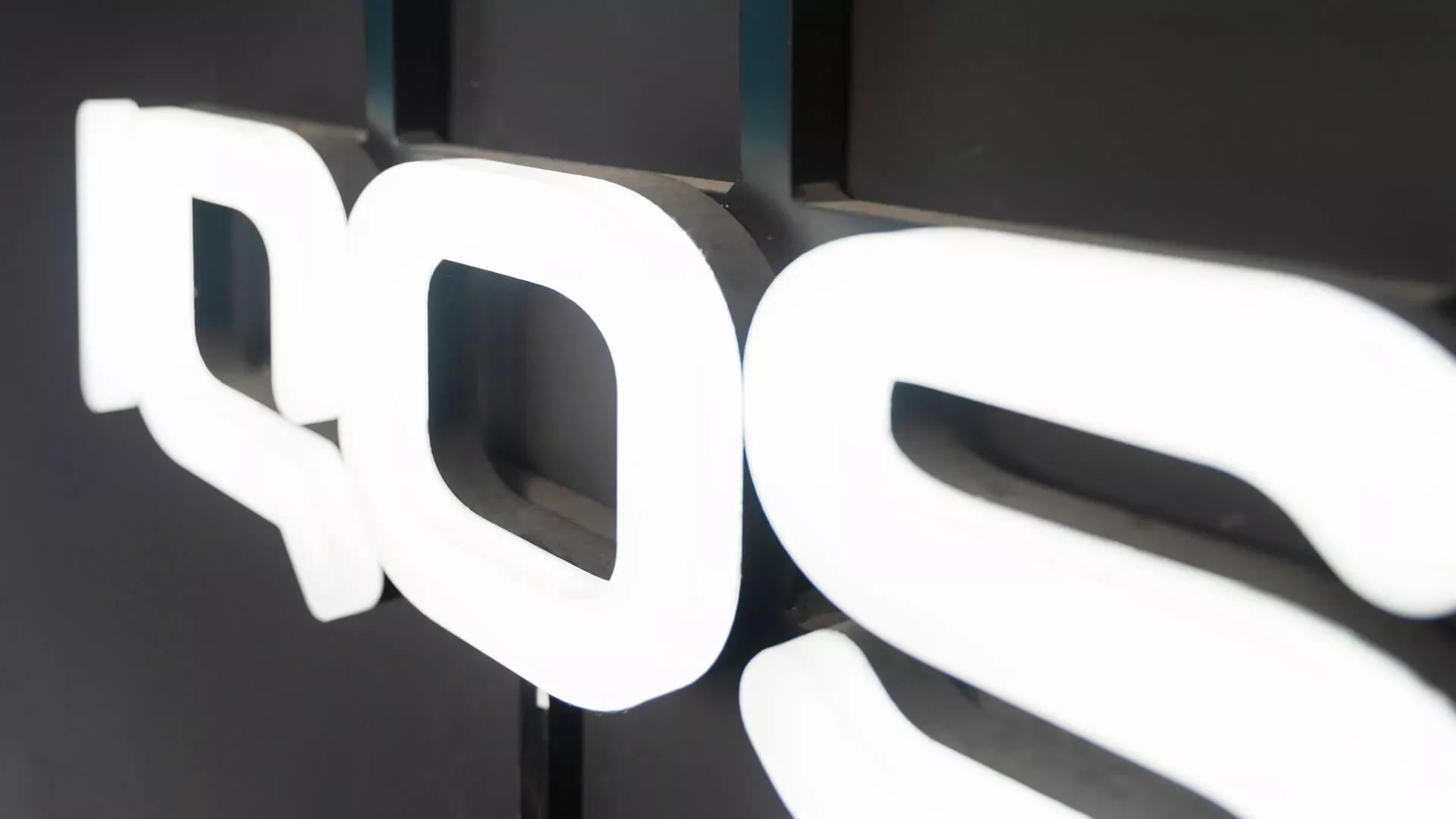 Iqos - IQOS-Beschriftung aus Plexiglas, weiß beleuchtet