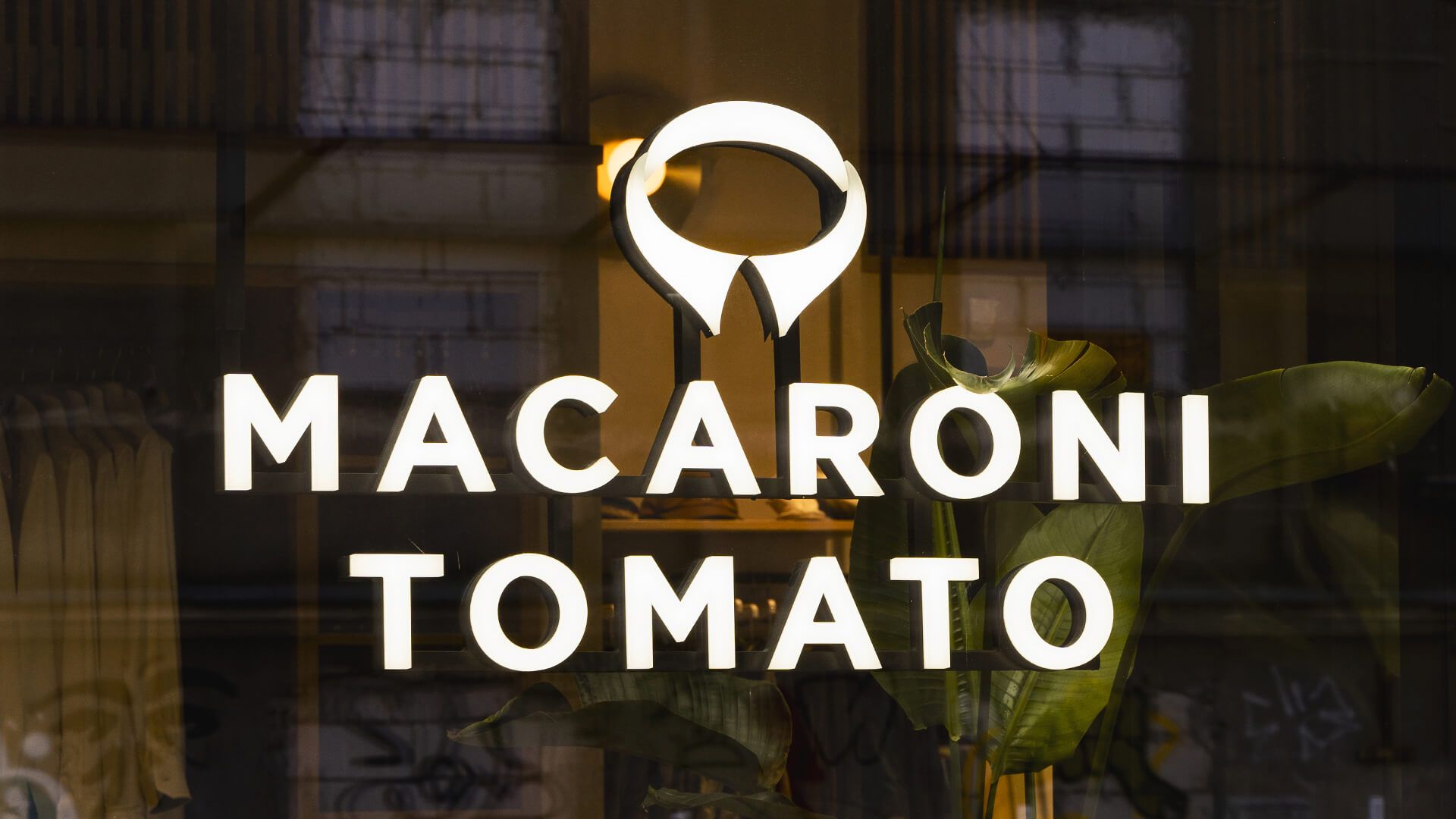 Makkaroni-Tomate - Leuchtbuchstaben seitlich und vorne, Farbe weiß, LED.