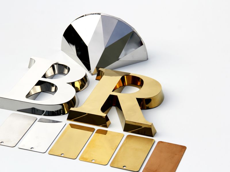 Die Buchstaben aus rostfreiem Blech ‒ die Metallbuchstaben, letters of sheet gold letters, stainless steel