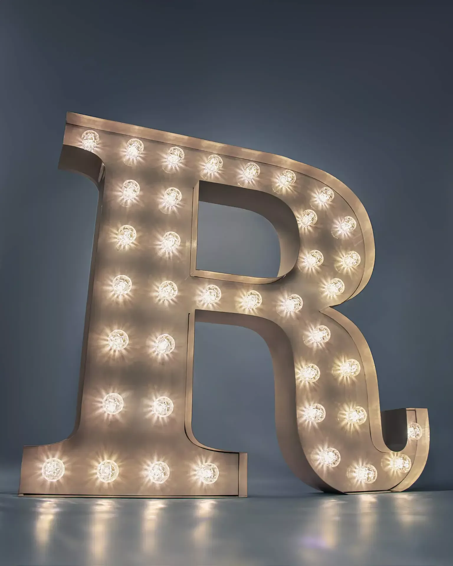 Buchstabe R - Leuchtbuchstabe mit weißen Glühbirnen