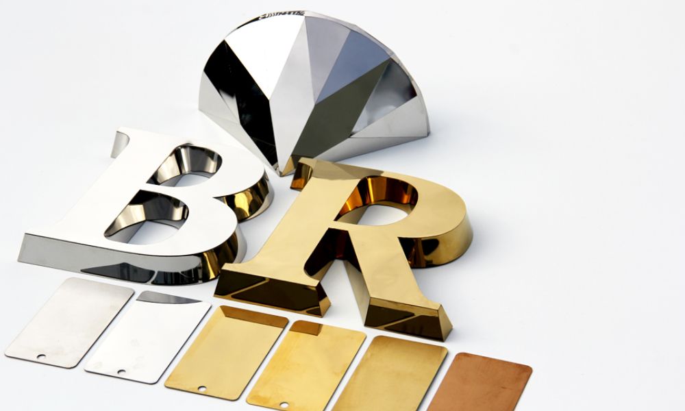 Die Buchstaben aus rostfreiem Blech ‒ die Metallbuchstaben, letters of sheet gold letters, stainless steel