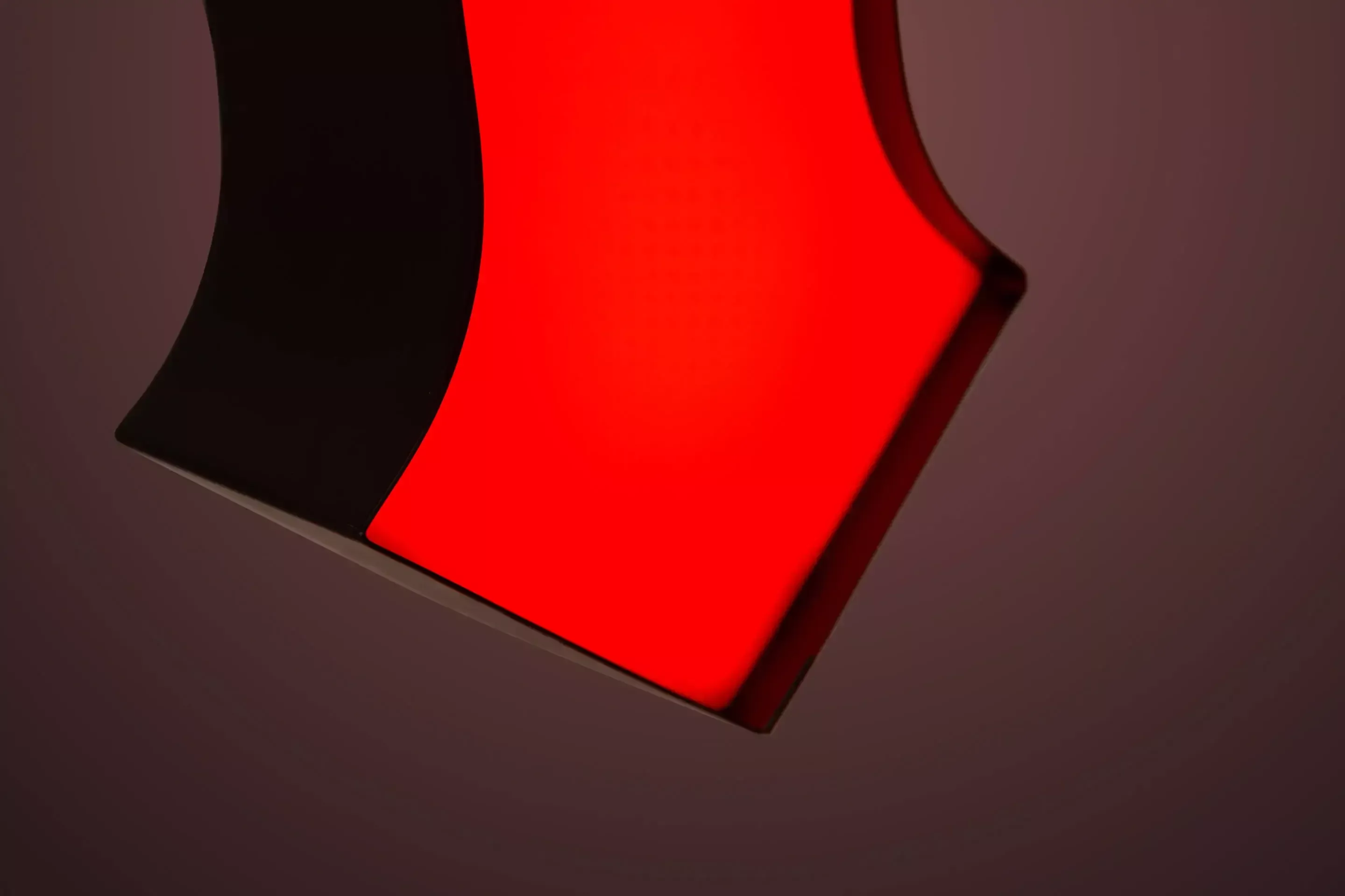 Buchstabe M - LED-Leuchtbuchstabe in rot, Detail
