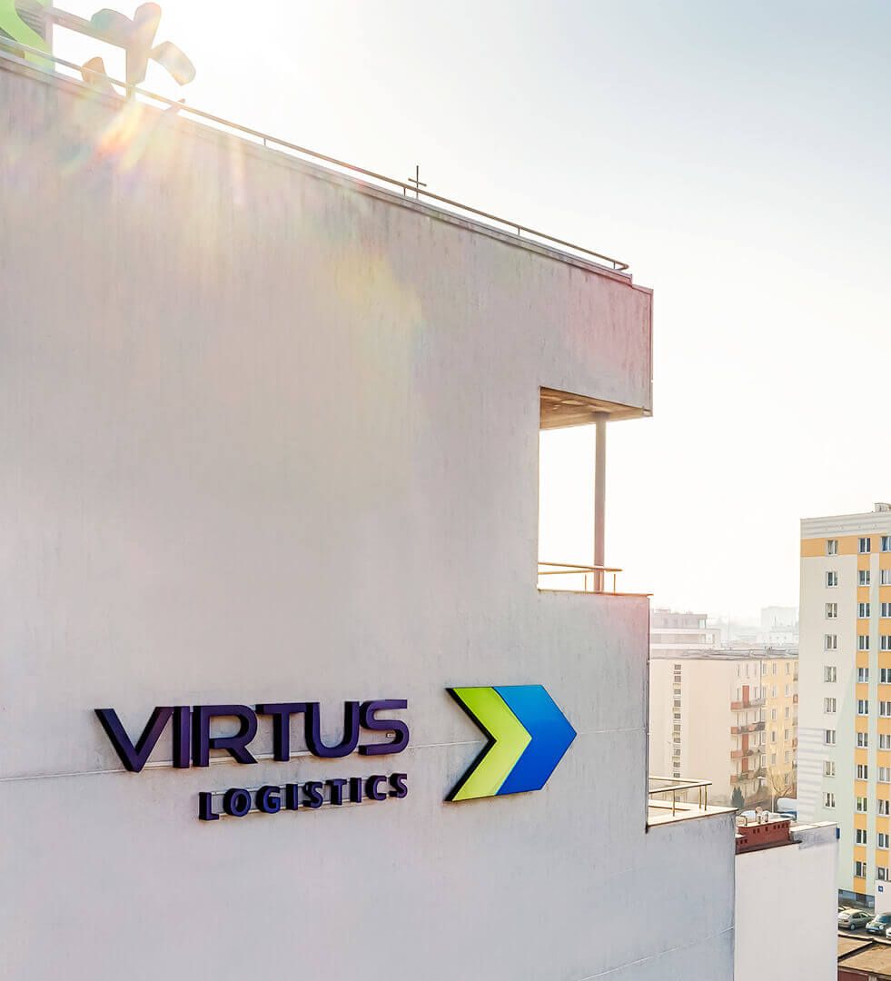 virtus - Virtus_Logistics_Leuchtbuchstaben_alphinistisch_an_der_Gebäudehöhe_montiert